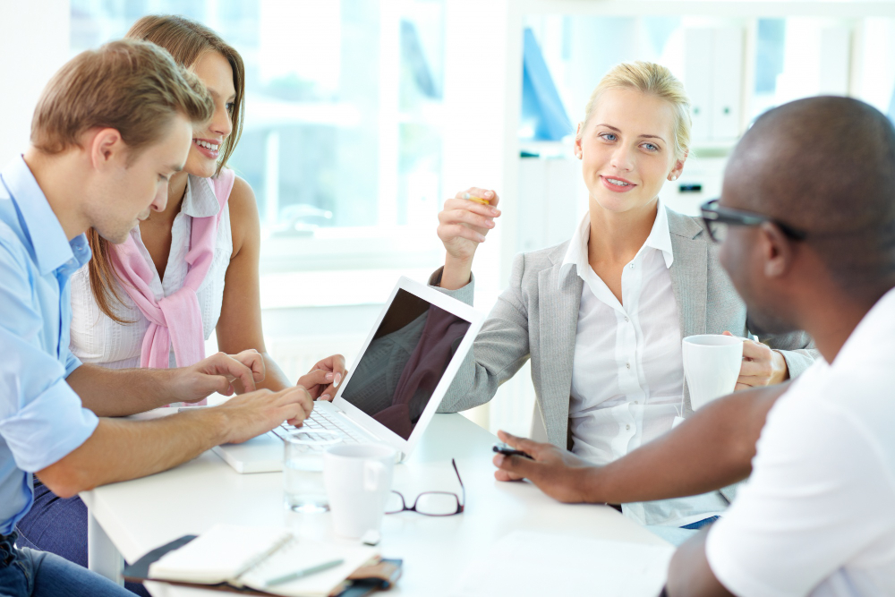 colaboradores discutindo plano de saúde empresarial